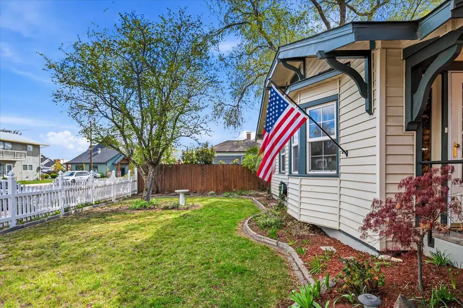 726 NW Birch Avenue, Redmond, OR 97756 - #3