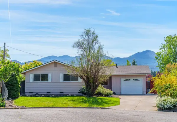 118 N 4th Street, Talent, OR 97540