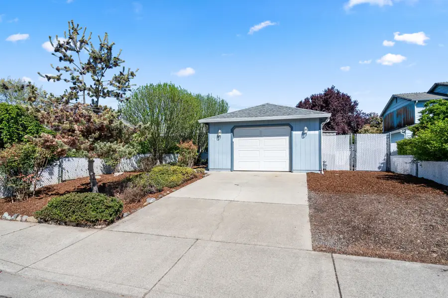 943 Hopkins Road, Central Point, OR 97502 - #2