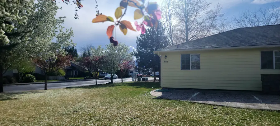 865 SW 24th Court, Redmond, OR 97756 - #2