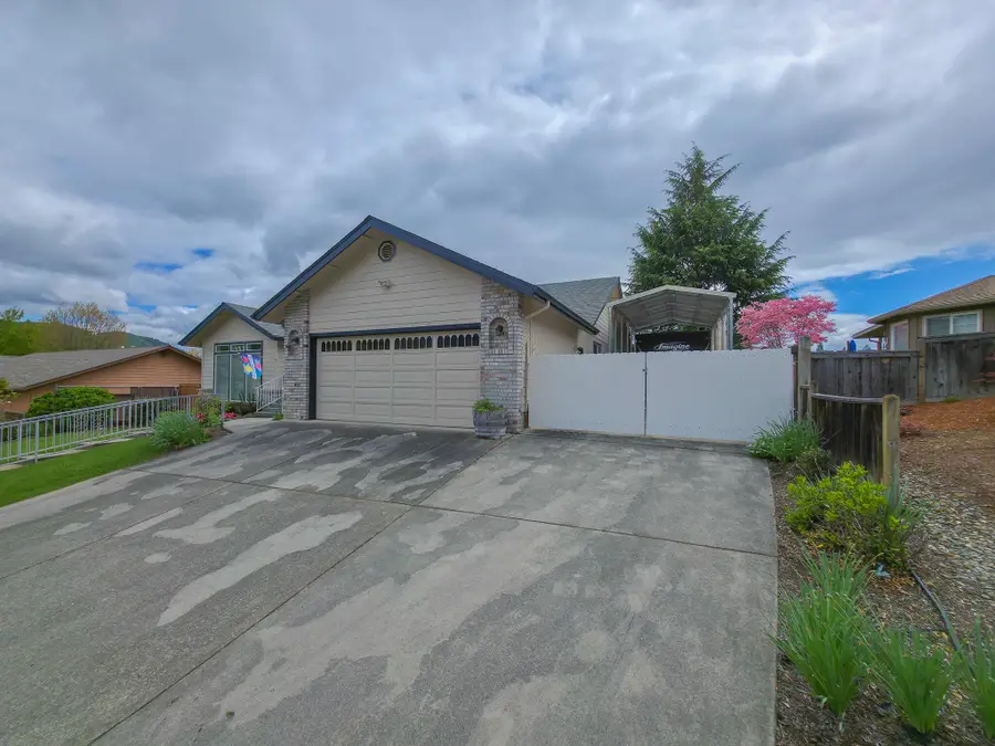 909 NW Regent Drive, Grants Pass, OR 97526 - #3