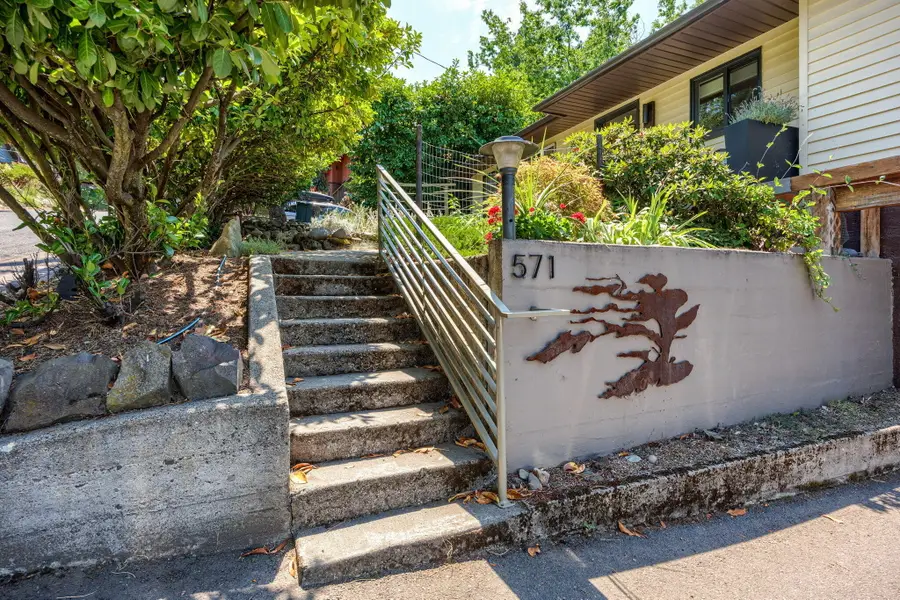 571 S Mountain Avenue, Ashland, OR 97520 - #3