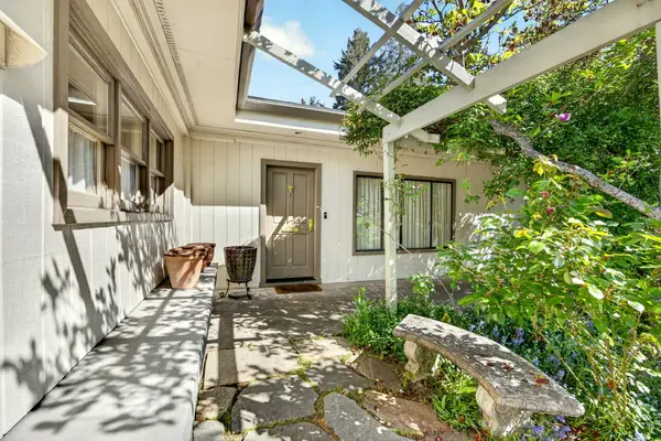 945 Hillview Drive, Ashland, OR 97520