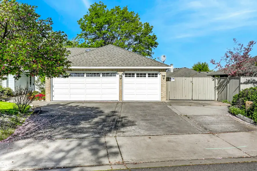 1384 Larson Creek Drive, Medford, OR 97504 - #3