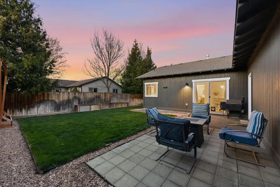 2217 NW Cedar Avenue, Redmond, OR 97756 - #2