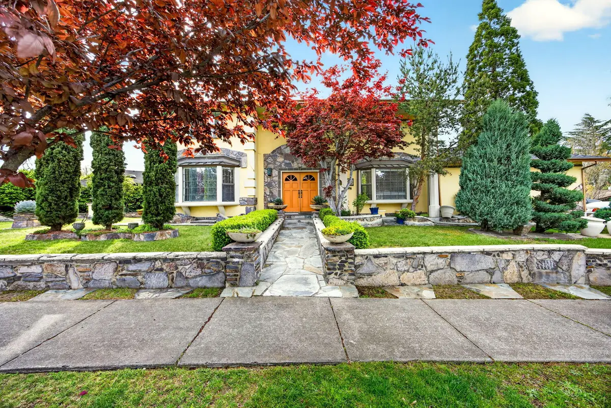 1082 La Loma Drive, Medford, OR 97504 - #1