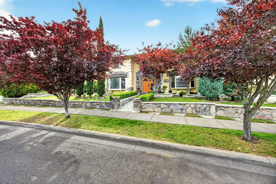 1082 La Loma Drive, Medford, OR 97504 - #2