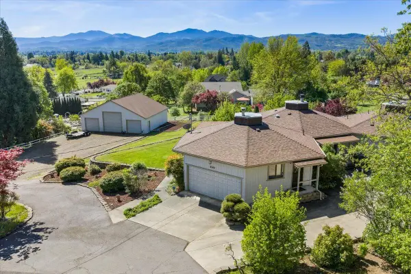 2340 Hillside Drive, Central Point, OR 97502