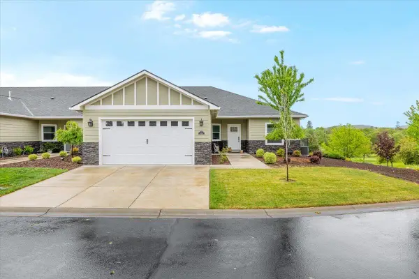 221 Skyhawk Drive, Eagle Point, OR 97524