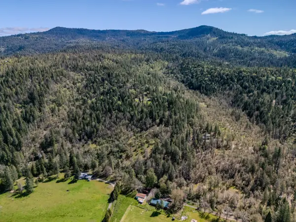 E Evans Cr, Central Point, OR 97502