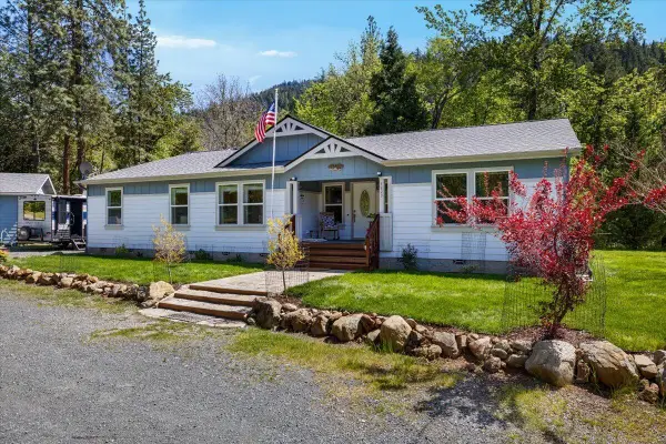4829 Jumpoff Joe Creek Road, Grants Pass, OR 97526