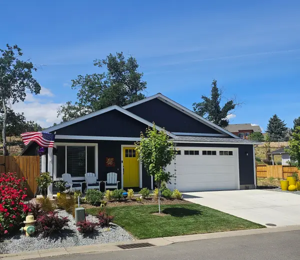 251 Christopher Way, Talent, OR 97540