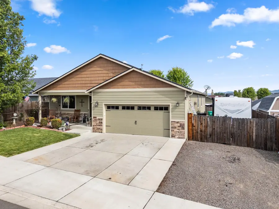 944 Stonewater Drive, Eagle Point, OR 97524 - #2