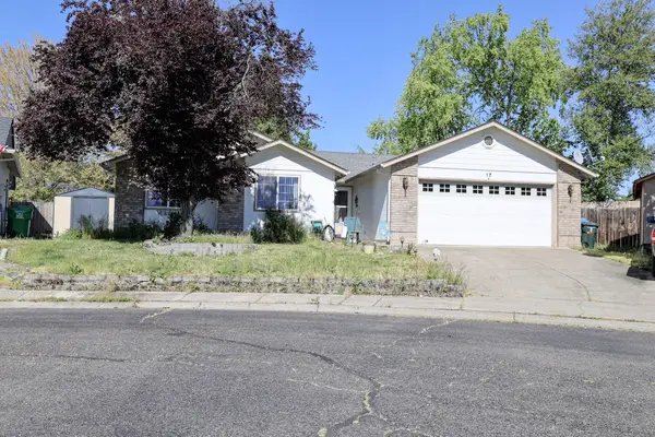 17 Blue Heron Court, Eagle Point, OR 97524