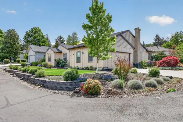 2458 Republic Way, Medford, OR 97504