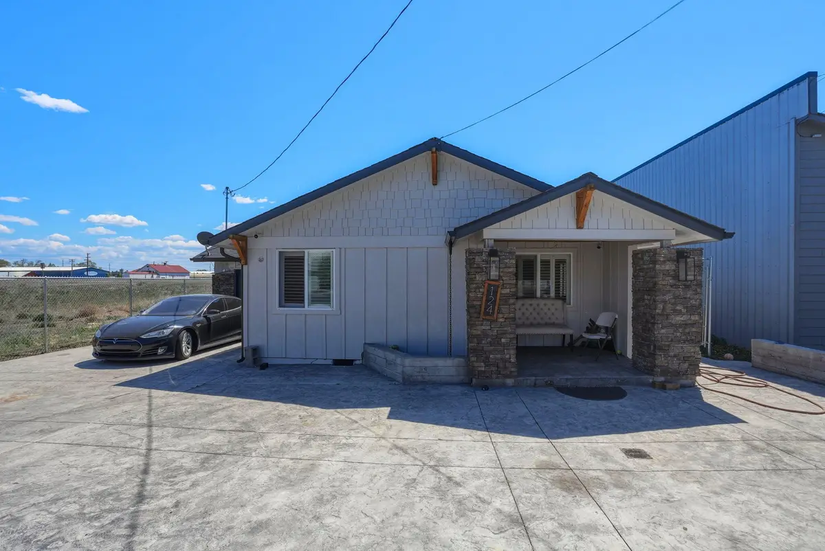 124 W Antler Avenue, Redmond, OR 97756 - #1