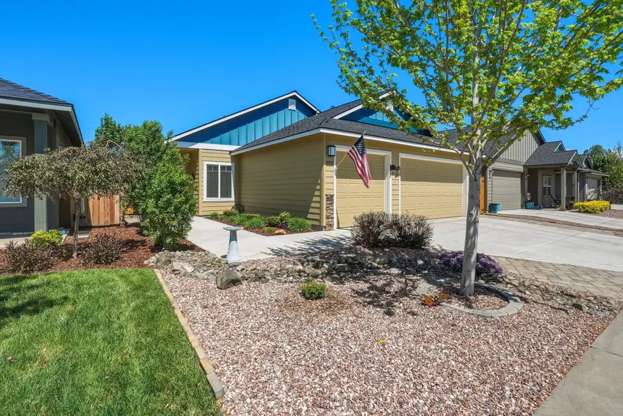 2933 NW Hemlock Lane, Redmond, OR 97756 - #2