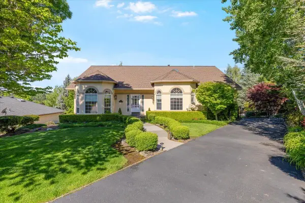 1527 Pebble Beach Court, Medford, OR 97504