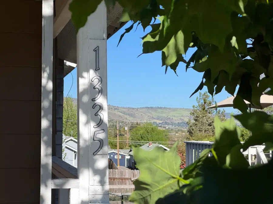 1335 Lakeview Avenue, Klamath Falls, OR 97601 - #3