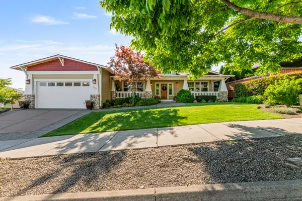 128 Oak Point Drive, Eagle Point, OR 97524