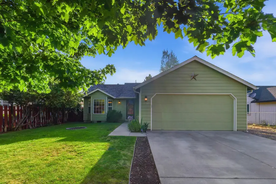 2067 SW 30th Street, Redmond, OR 97756 - #2