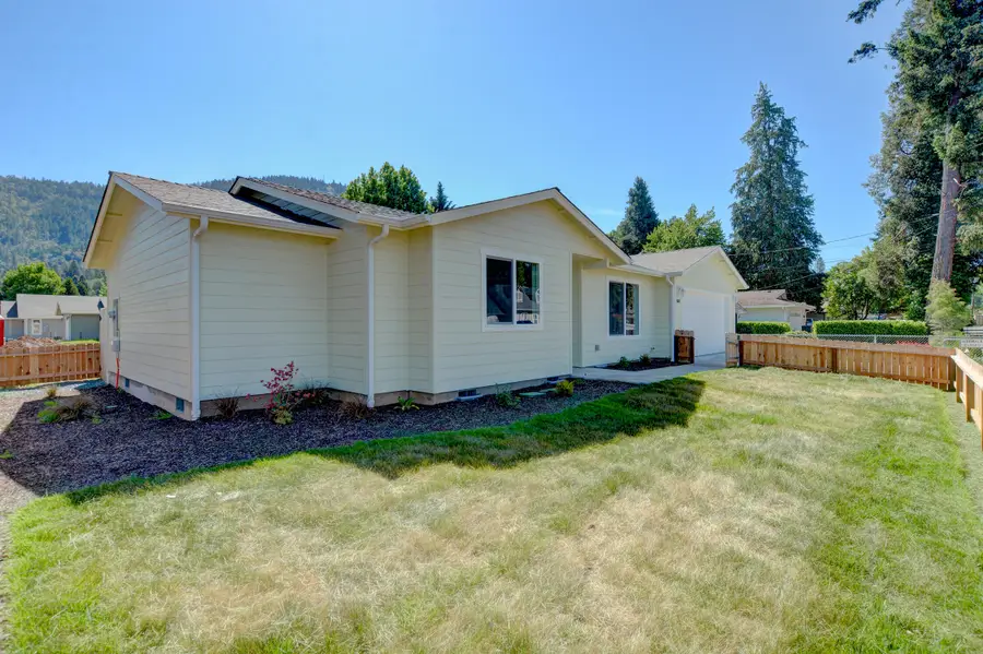 1637 Carnahan Drive, Grants Pass, OR 97527 - #3