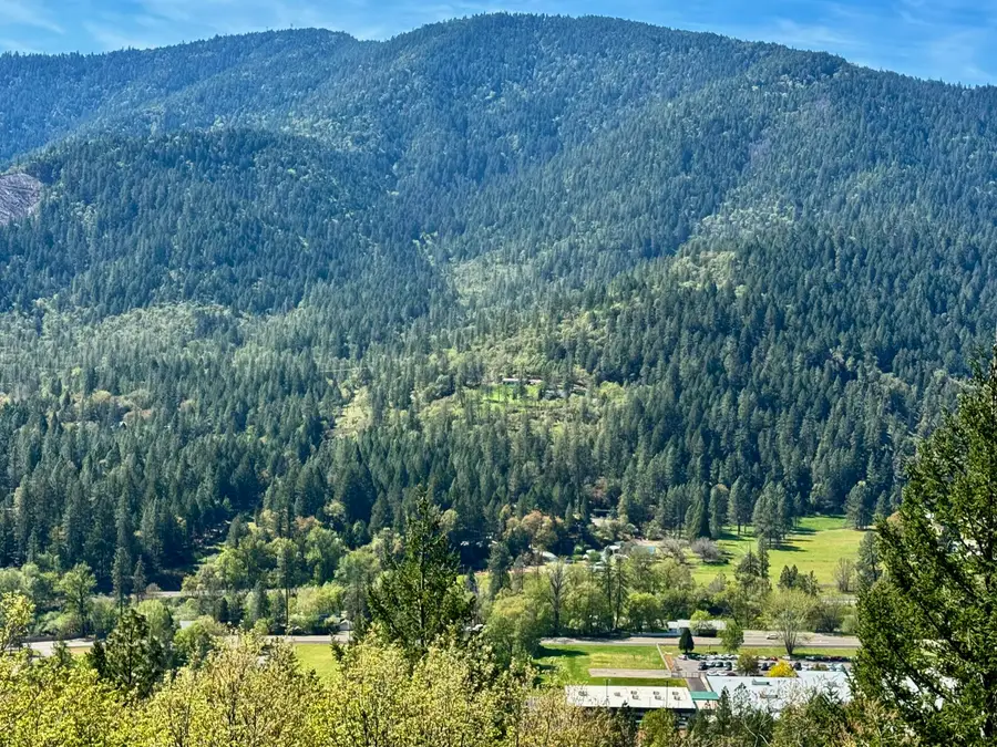 901 Manzanita Drive, Rogue River, OR 97537 - #3