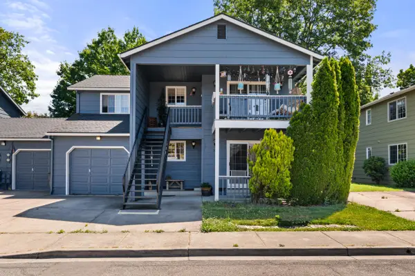 566 Village Drive, Central Point, OR 97502