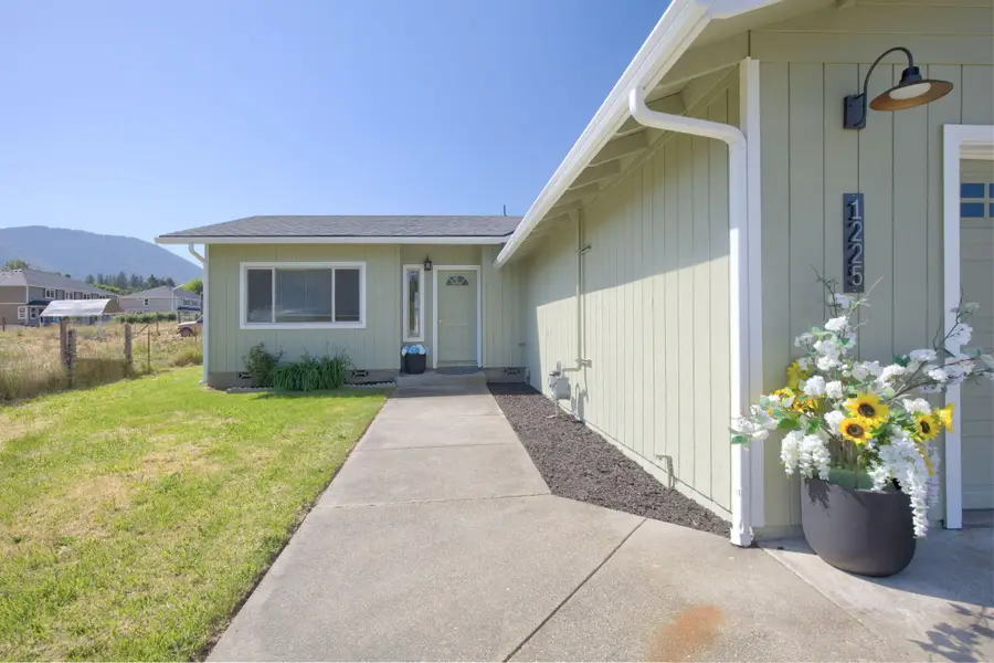 1225 SE Grandview Avenue, Grants Pass, OR 97527 - #2