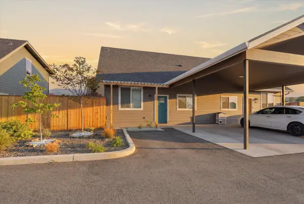 412 Azalea Court, Talent, OR 97540