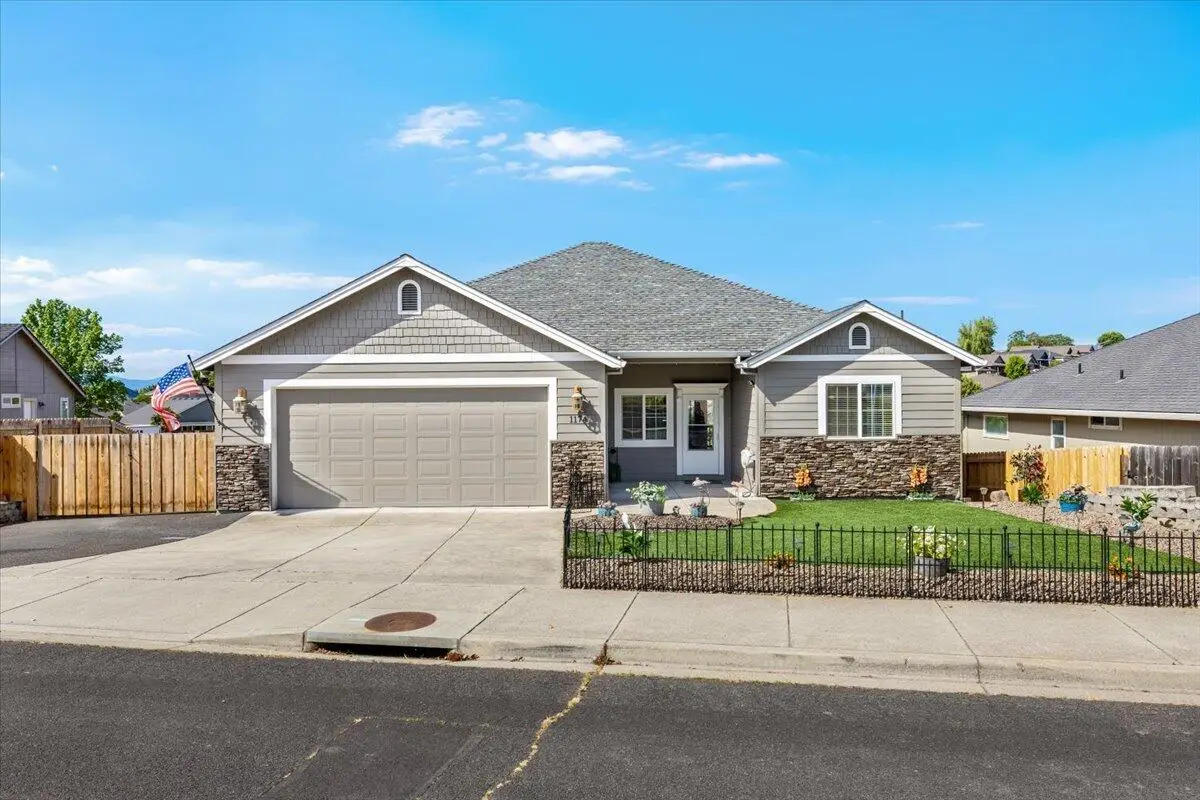1174 Highlands Drive, Eagle Point, OR 97524 - #1