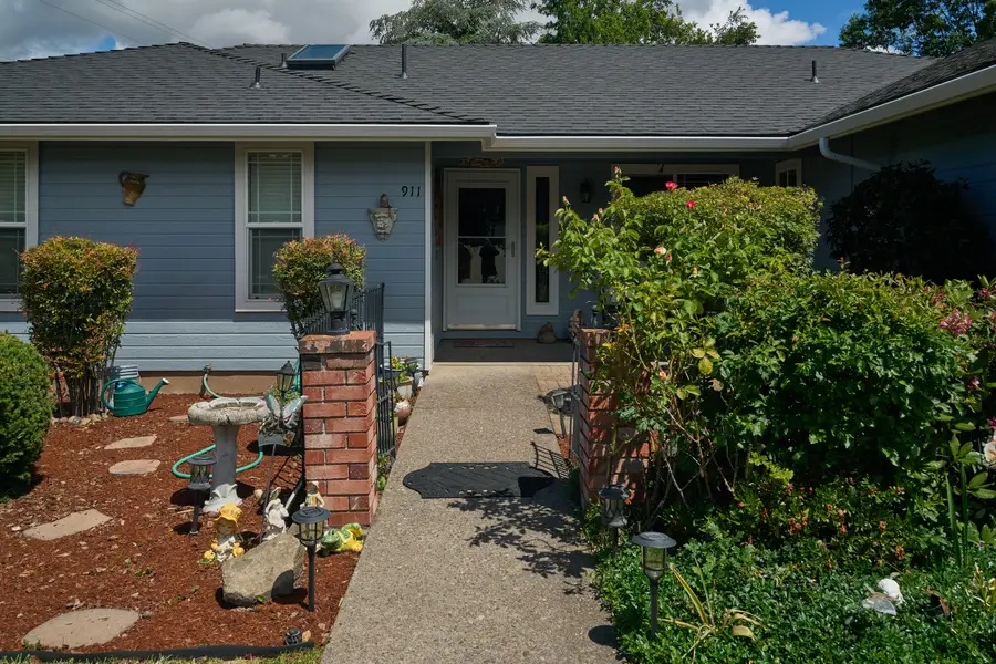 911 La Loma Drive, Medford, OR 97504 - #2