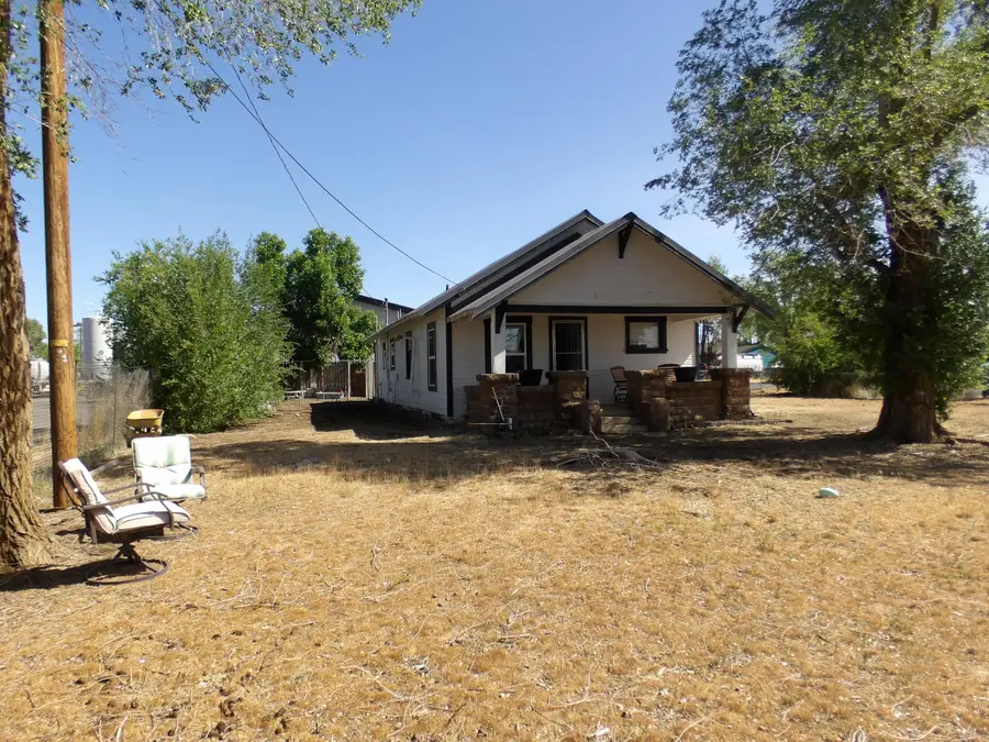 411 SE Evergreen Avenue, Redmond, OR 97756 - #2