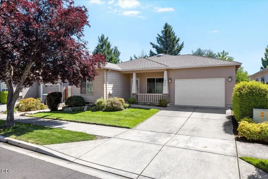 821 Isherwood Drive, Central Point, OR 97502 - #2