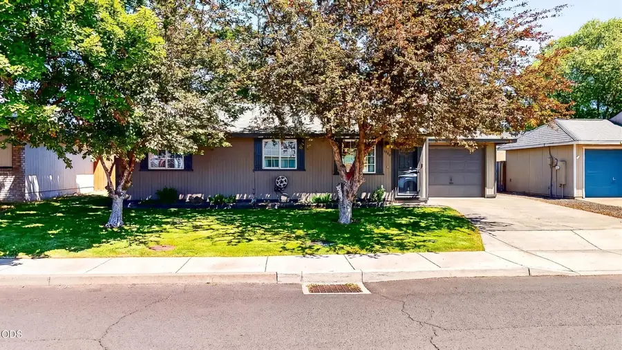 1526 SW 33rd Street, Redmond, OR 97756 - #2