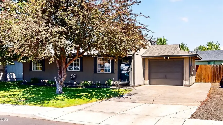 1526 SW 33rd Street, Redmond, OR 97756 - #3