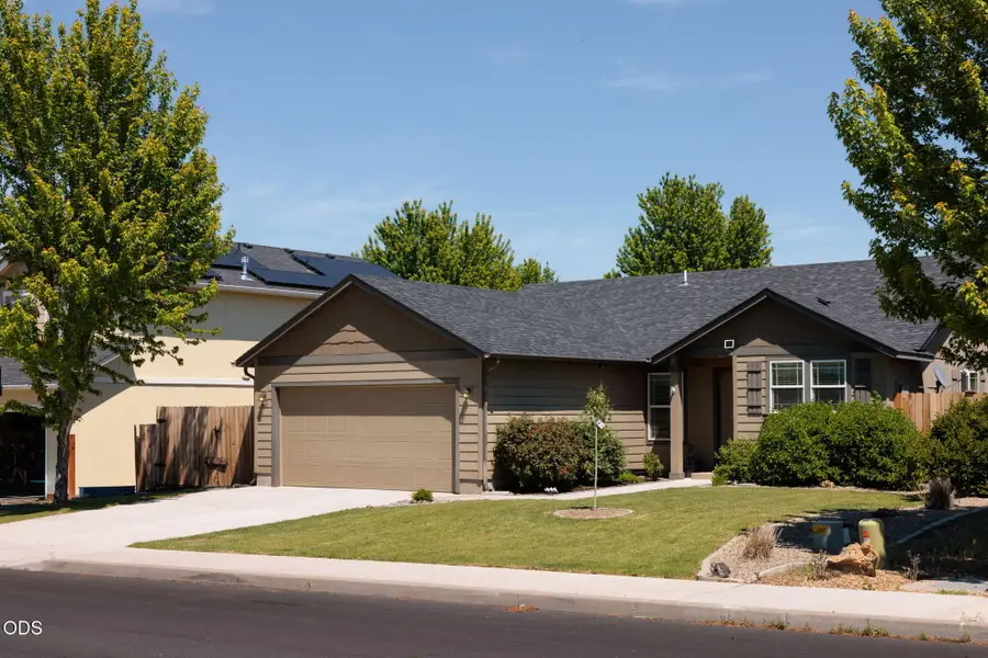 440 SW 31st Street, Redmond, OR 97756 - #2