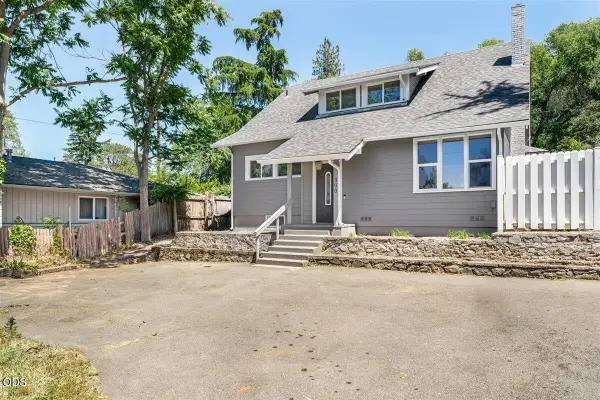 300 Sunrise Avenue, Medford, OR 97504