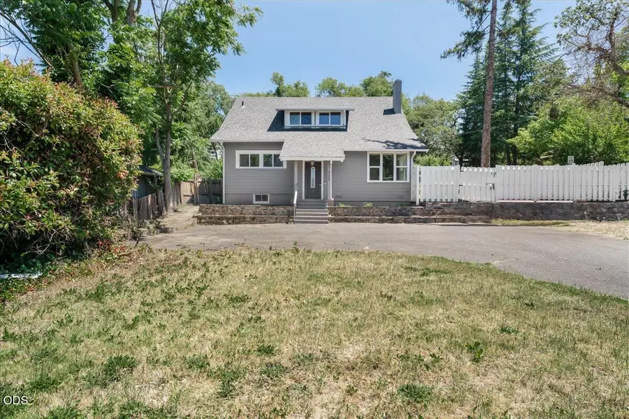 300 Sunrise Avenue, Medford, OR 97504 - #3