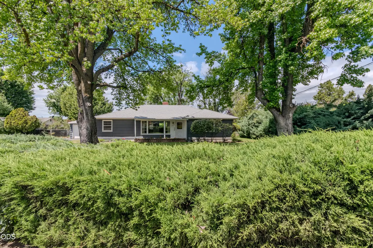 1375 Crater Lake Avenue, Medford, OR 97504 - #1