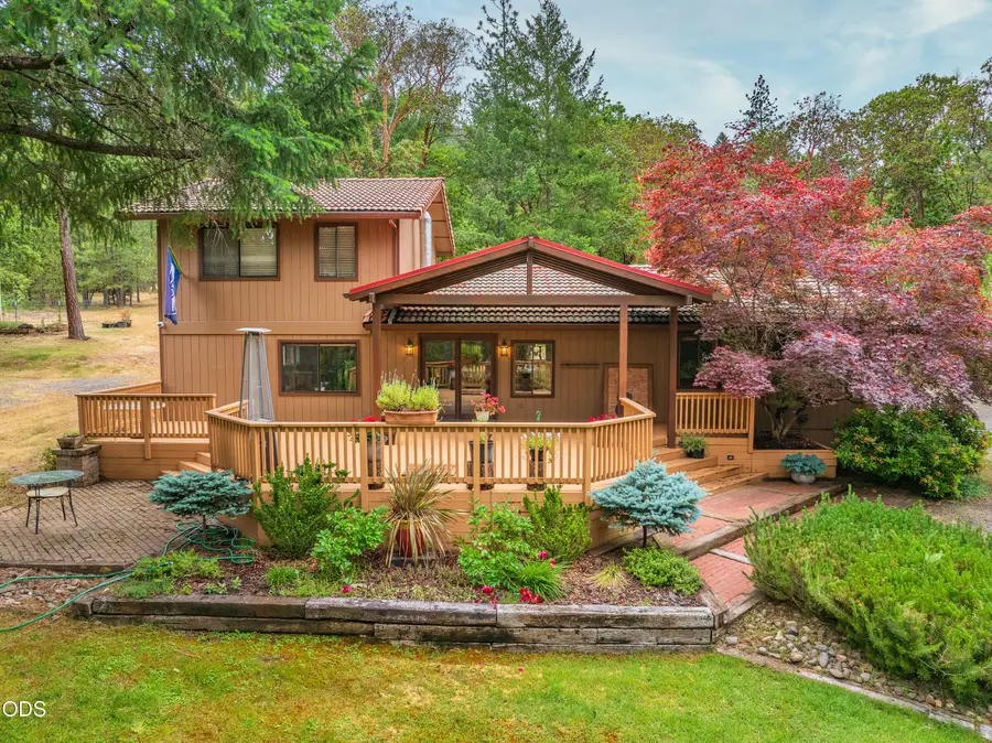 5003 Rogue River, Eagle Point, OR 97524 - #2