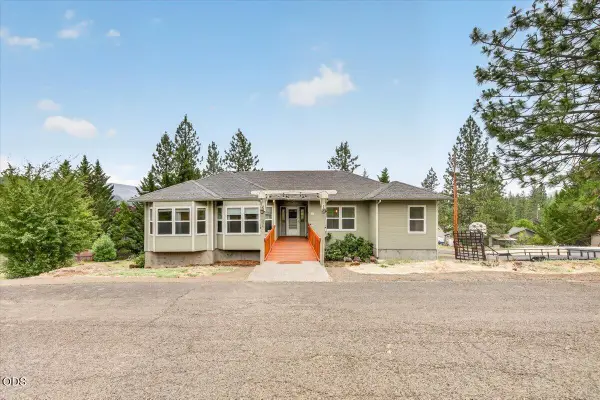 394 Pinetop Terrace, Shady Cove, OR 97539