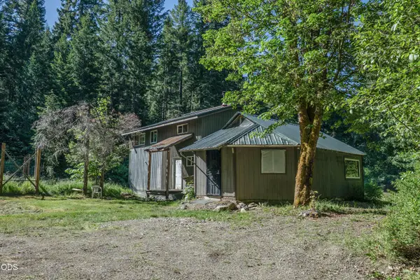 8245 Jumpoff Joe Creek Road, Grants Pass, OR 97526