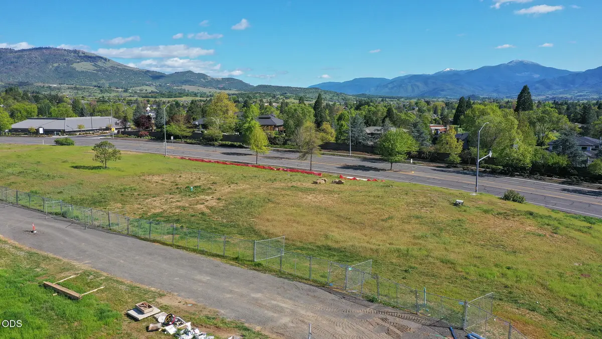 3256 Hillcrest Road, Medford, OR 97504 - #1