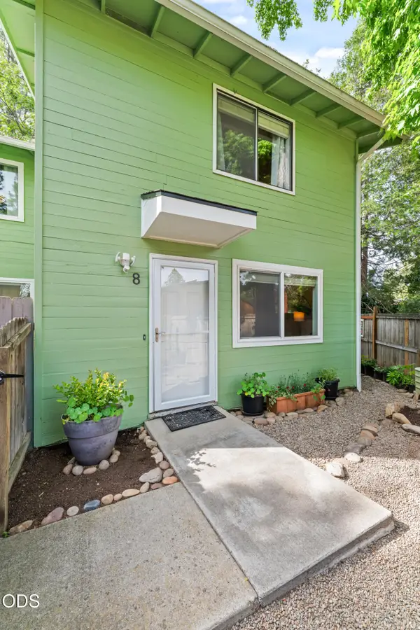 600 W 1st Street #8, Phoenix, OR 97535