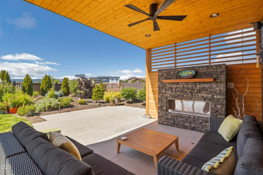 471 E Diamond Peak Avenue, Sisters, OR 97759 - #3