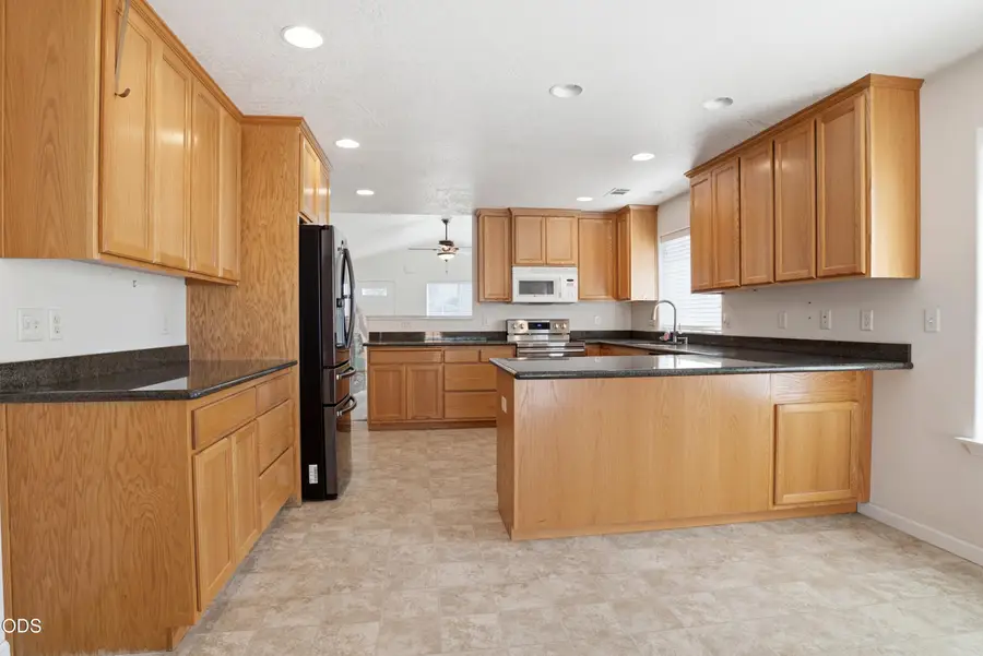 1005 N 10th Street, Central Point, OR 97502 - #2