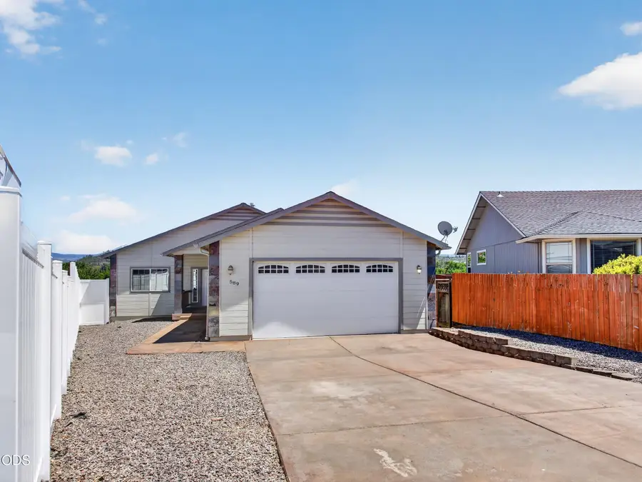 589 N Heights Drive, Eagle Point, OR 97524 - #2