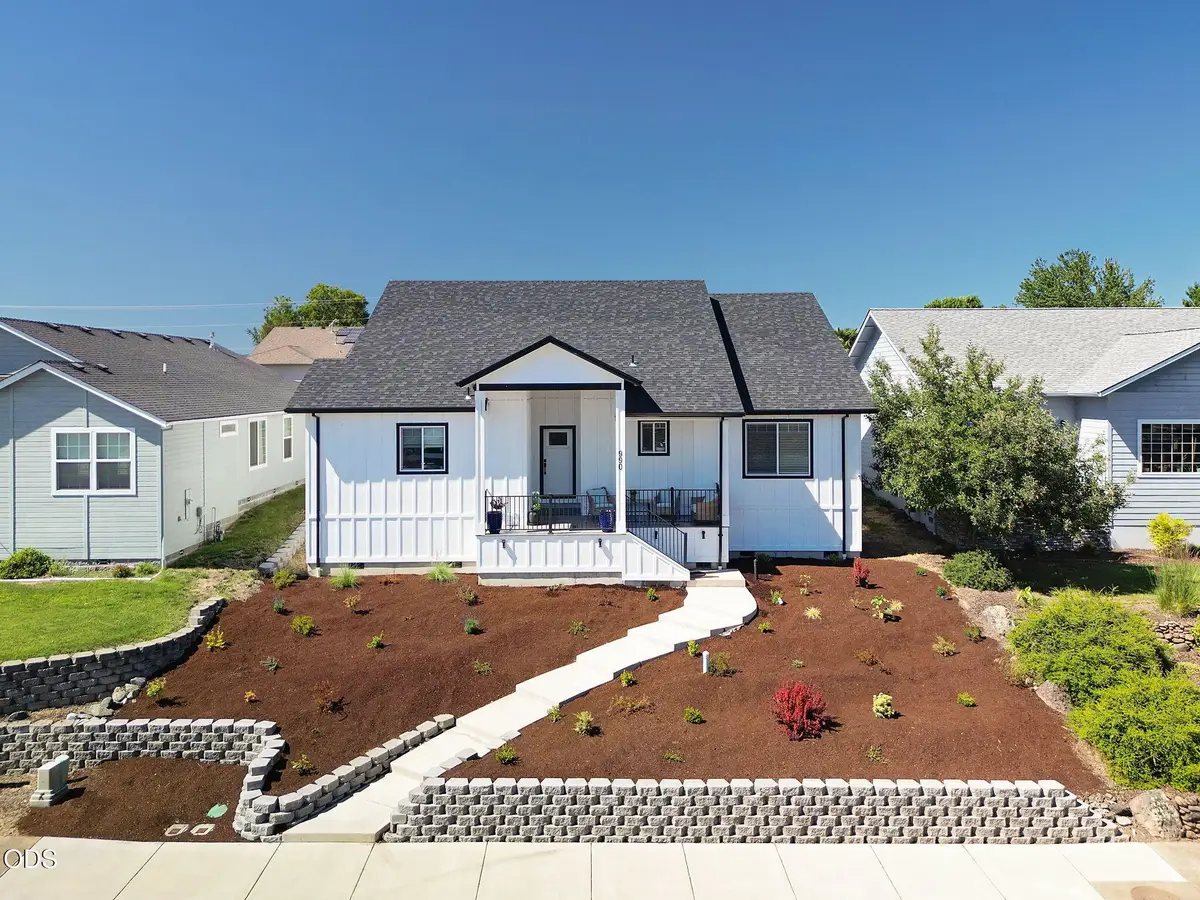 990 Win Way, Eagle Point, OR 97524 - #1