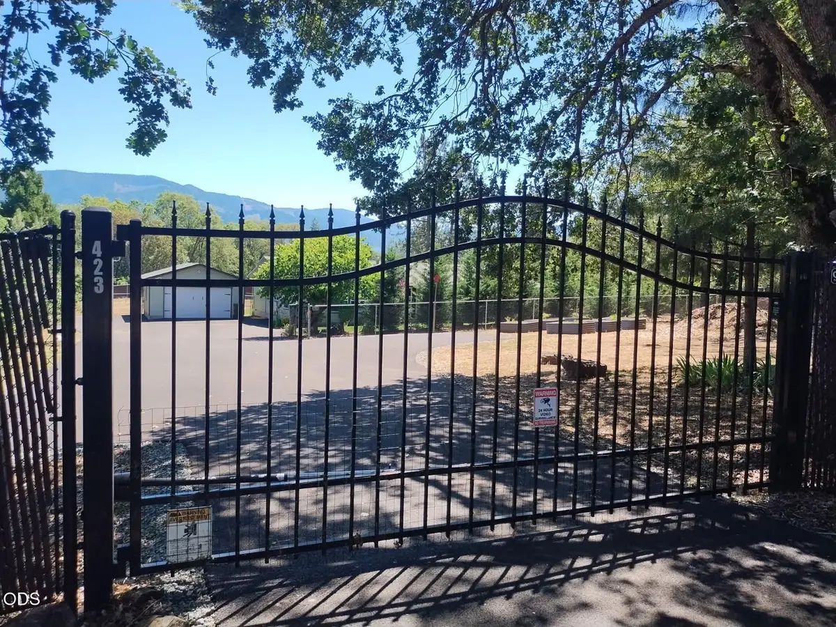423 E Glenwood Street, Grants Pass, OR 97527 - #1